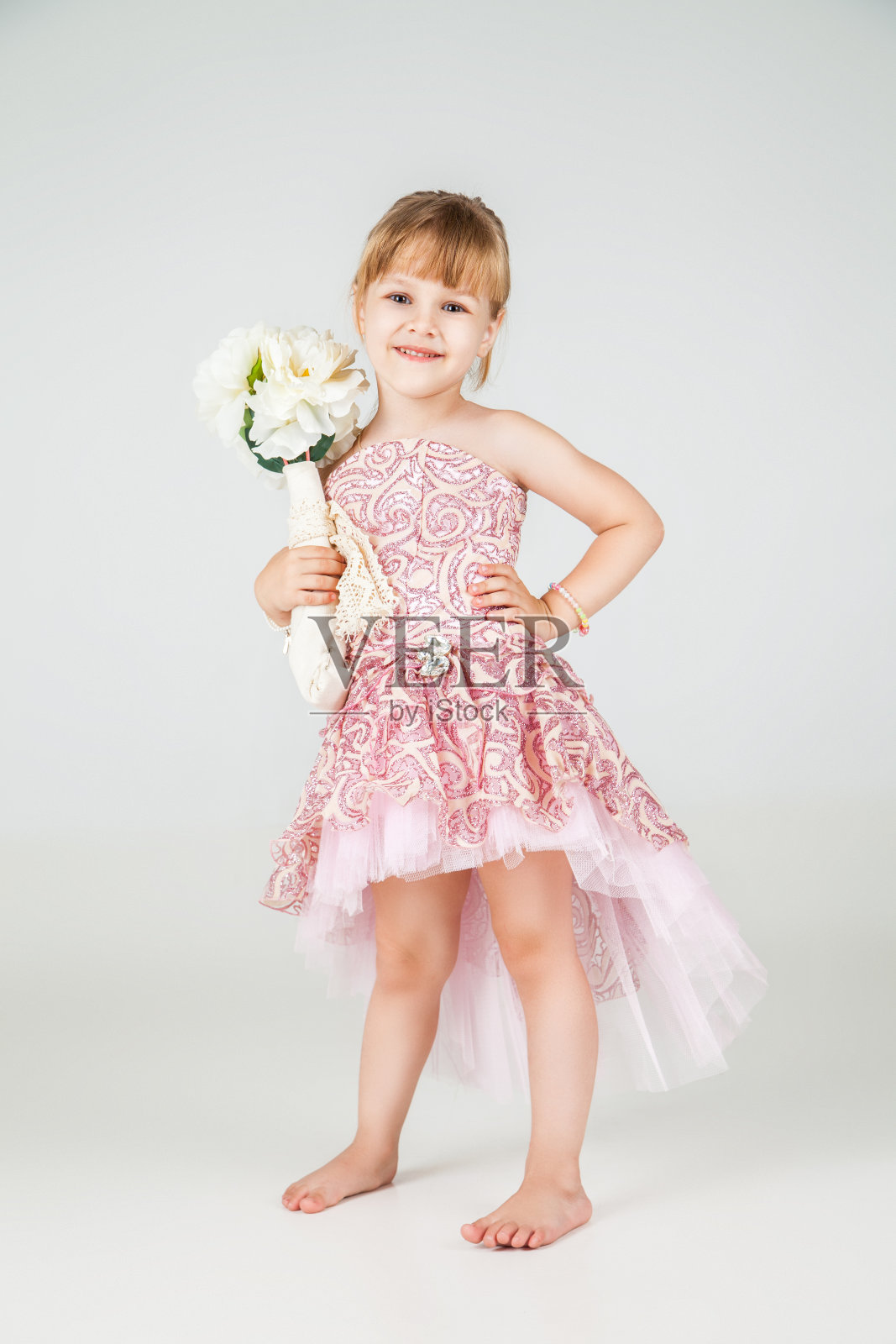 时尚小女孩穿着漂亮的裙子摆姿势照片摄影图片