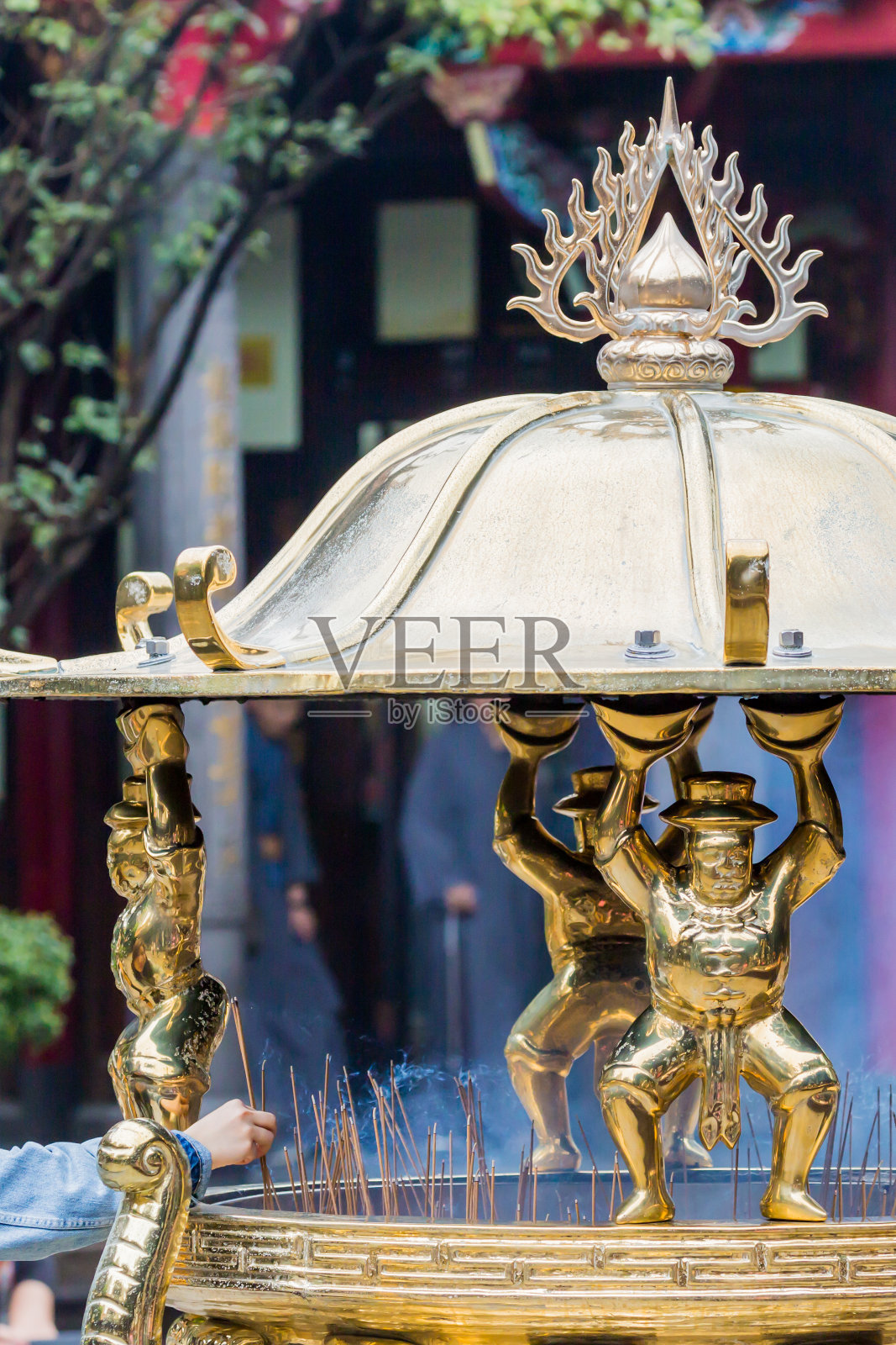 在中国寺庙里烧香照片摄影图片