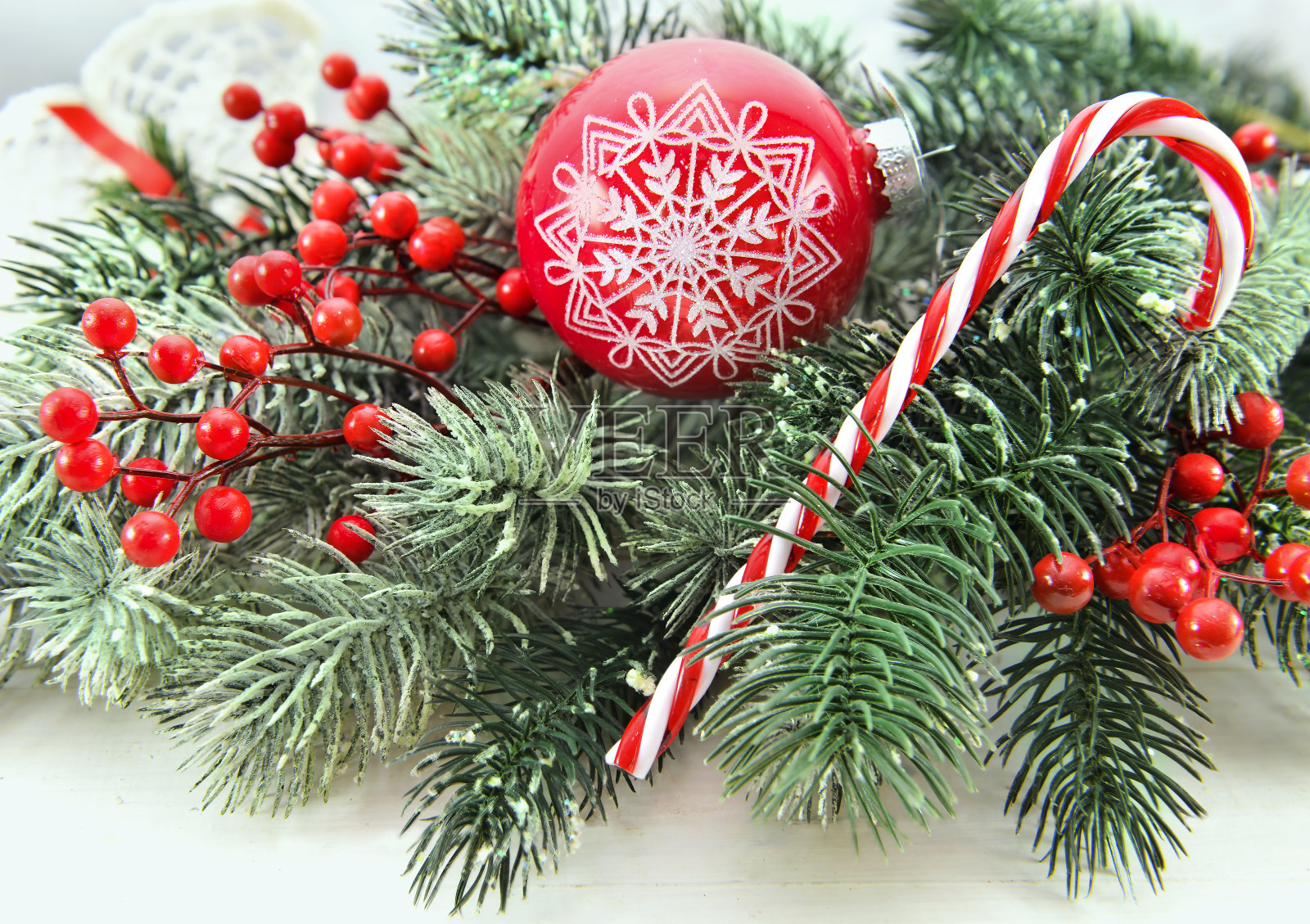 红色的松柏和传统的圣诞装饰品照片摄影图片