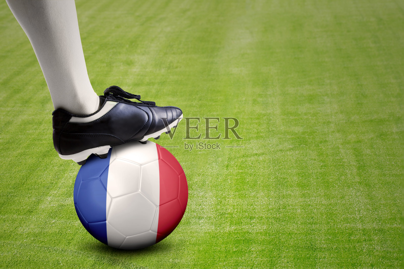 在球场上踢足球的球员的腿照片摄影图片