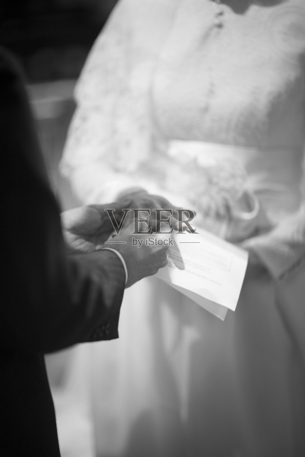 婚礼上新郎和新娘的手照片摄影图片