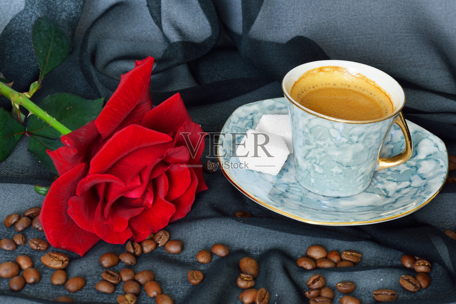 一杯黑咖啡和红玫瑰照片摄影图片