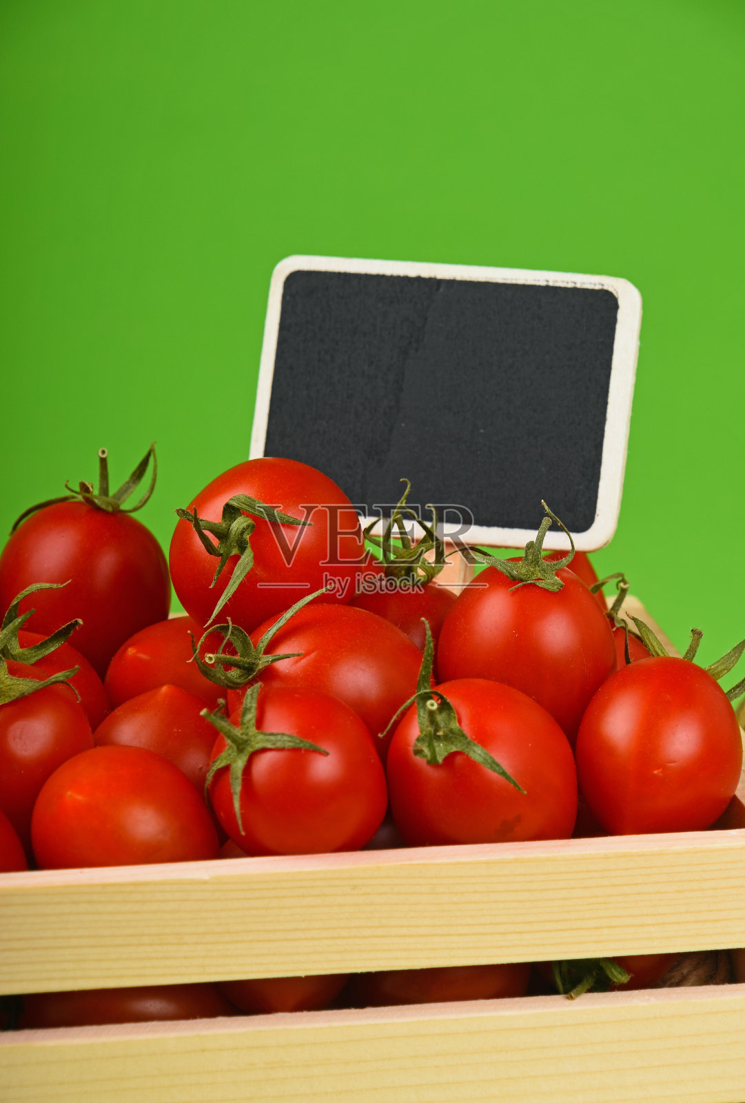 盒子里的红色西红柿,绿色上面有价格标志照片摄影图片