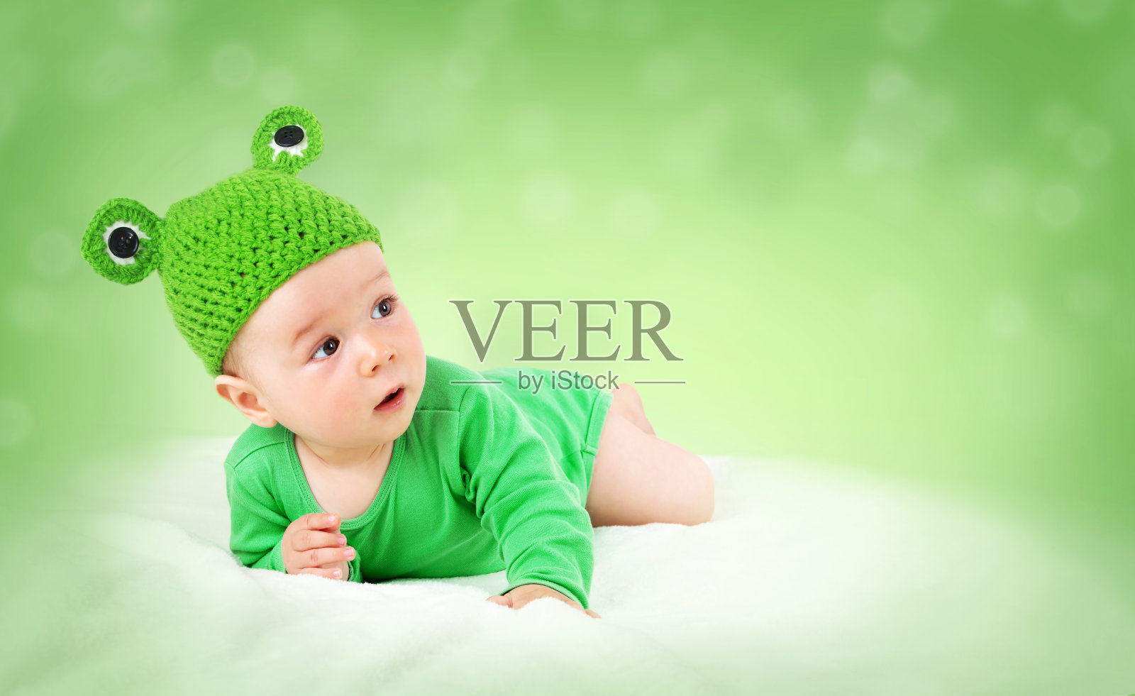 戴着青蛙帽的婴儿照片摄影图片