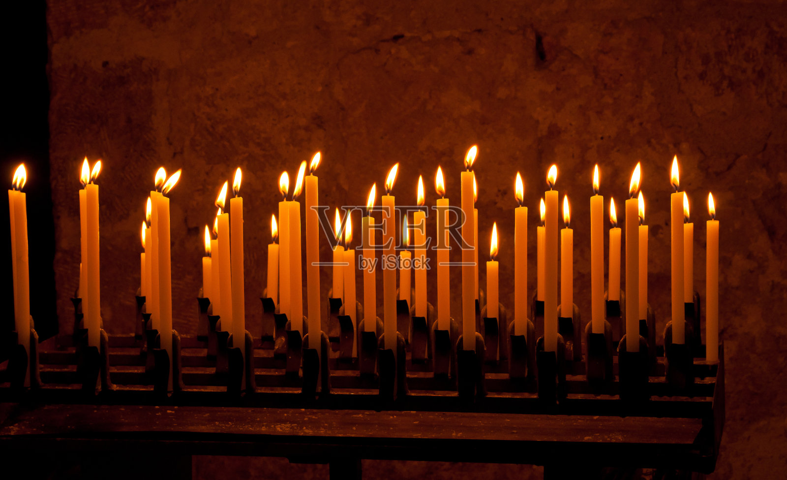 教堂里发光的蜡烛照片摄影图片