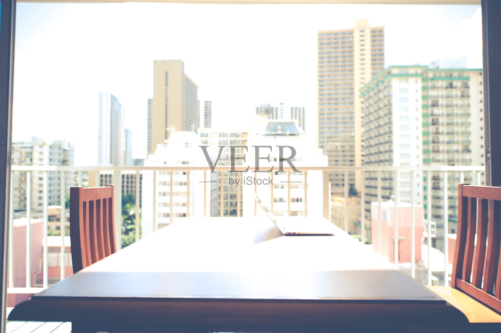 空桌子和椅子照片摄影图片