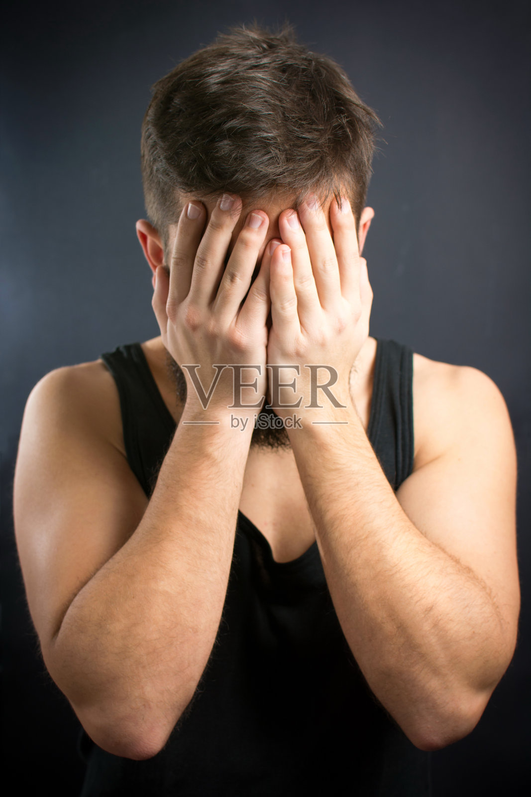 用手捂住脸的焦虑男人照片摄影图片