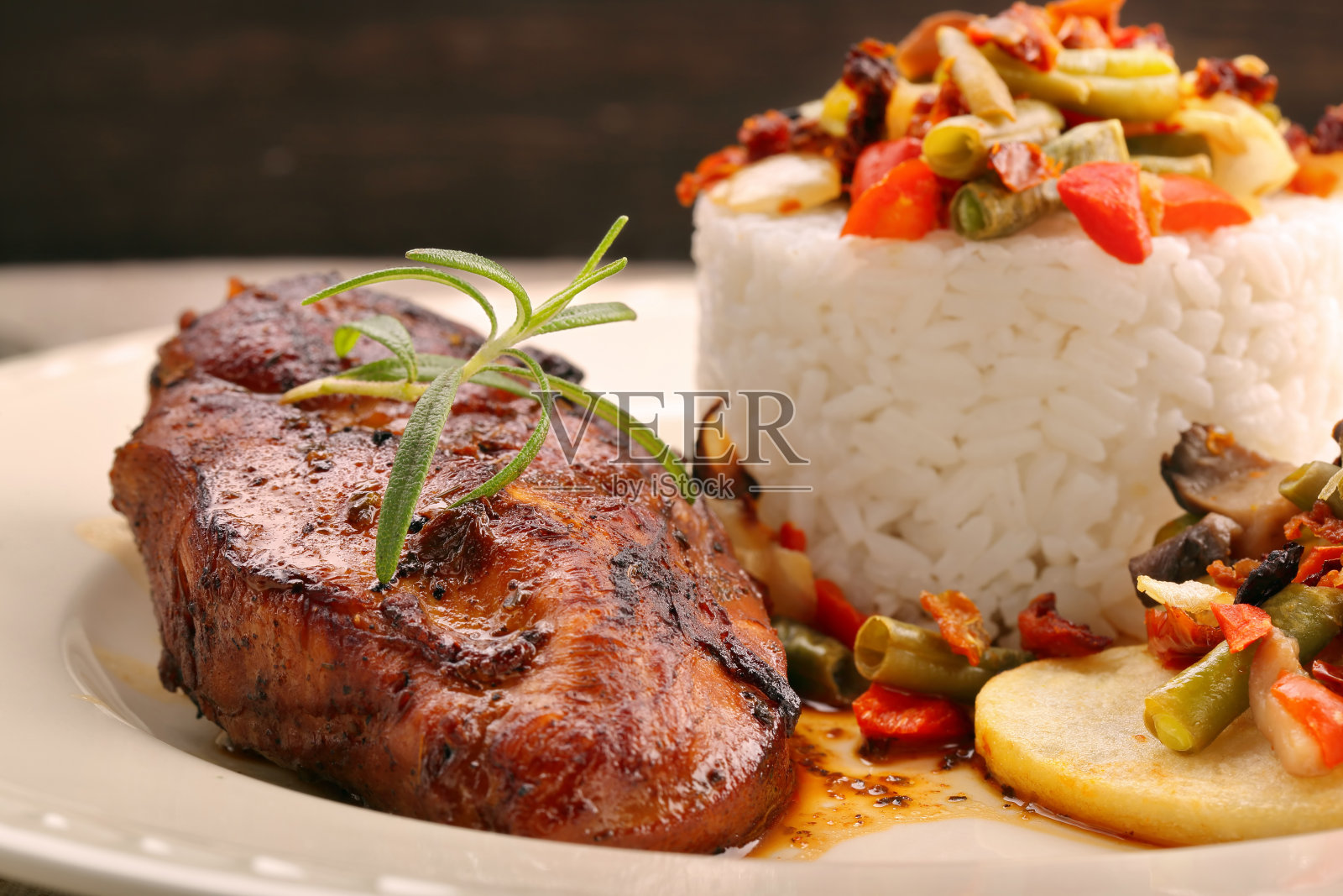 烤鸡配米饭和蔬菜照片摄影图片