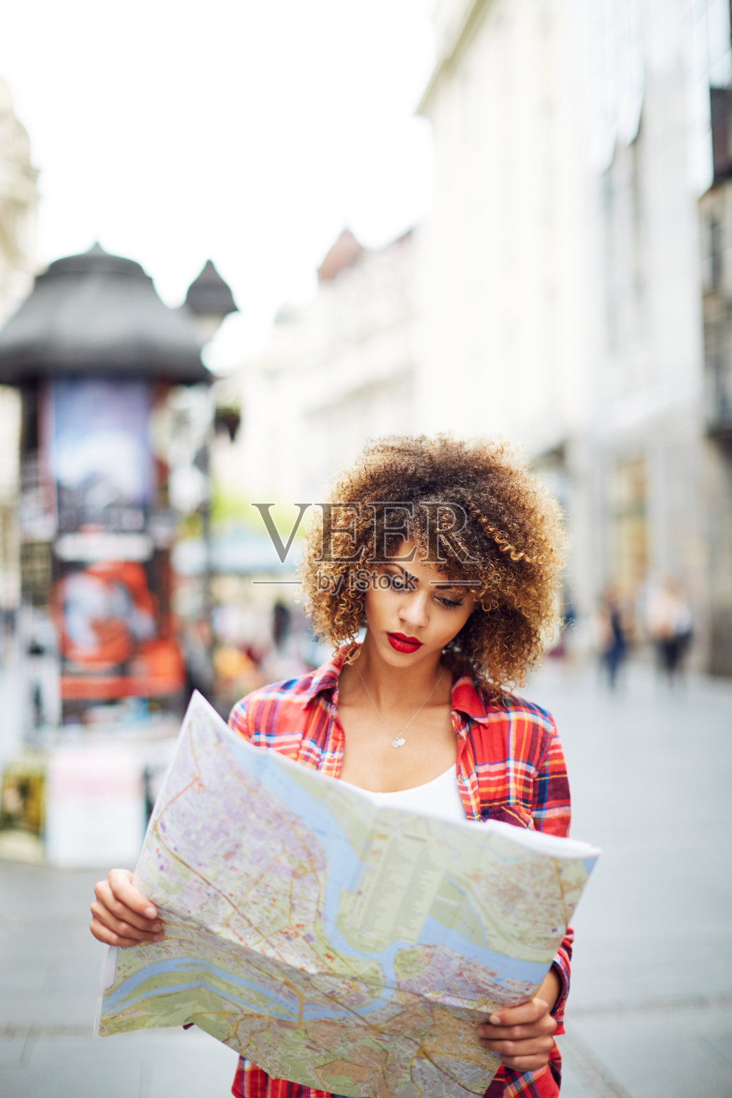 迷失在城市中照片摄影图片