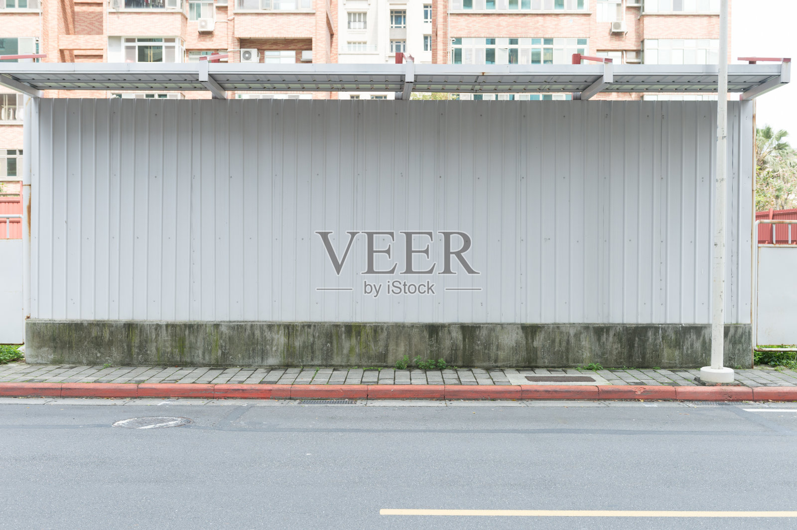 城市里的大广告牌照片摄影图片