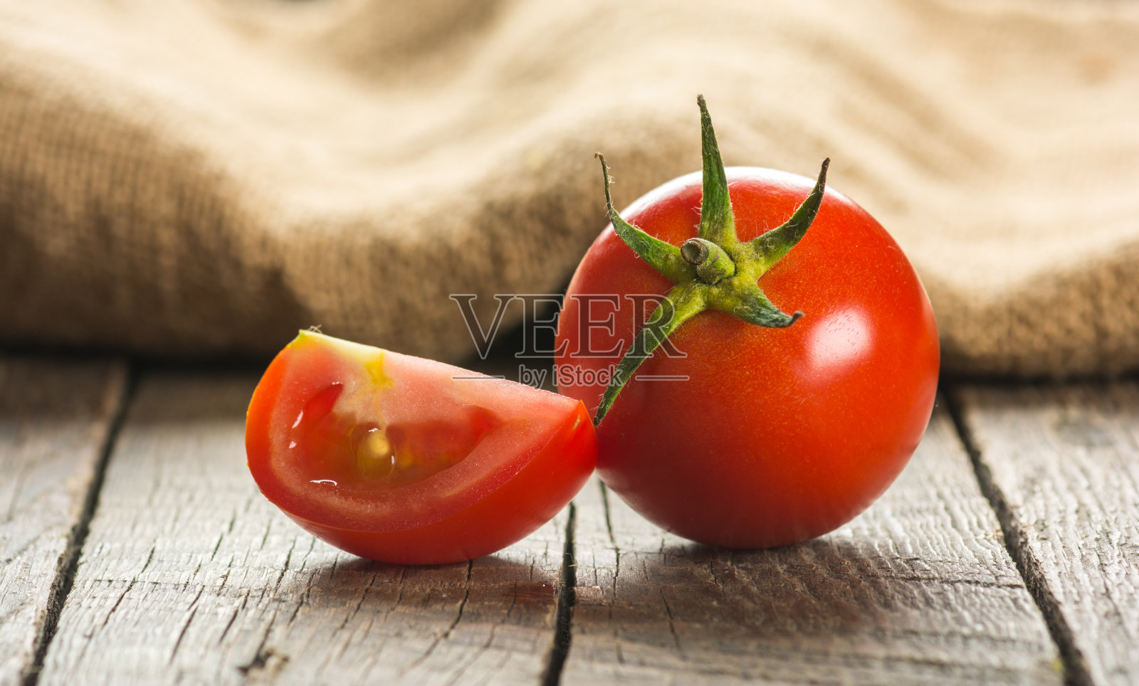 木质表面的番茄照片摄影图片