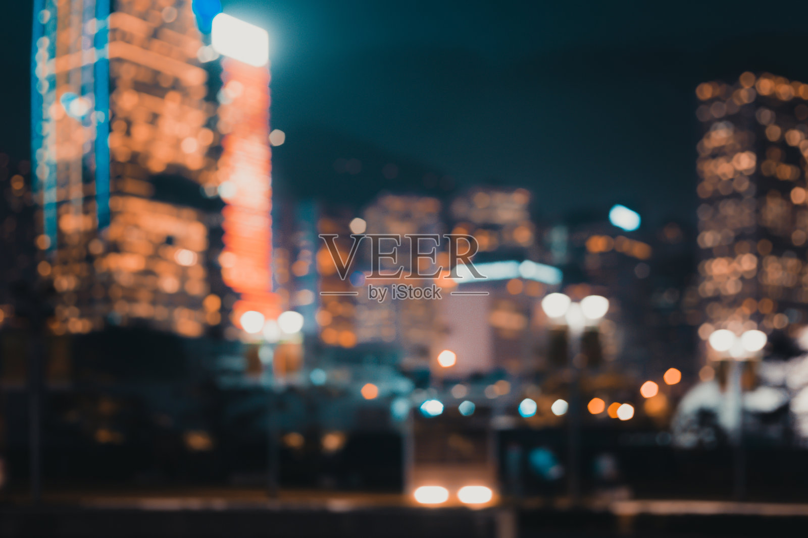 摘要散景的背景是人们晚上在公园里散步照片摄影图片