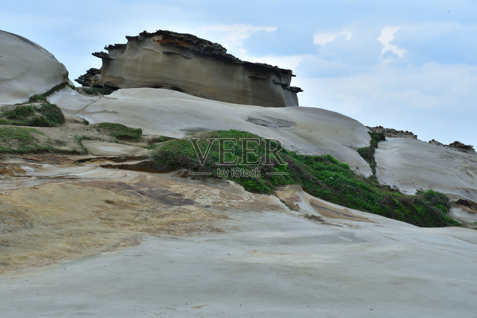 海岸边奇特的岩石和绿色植物照片摄影图片