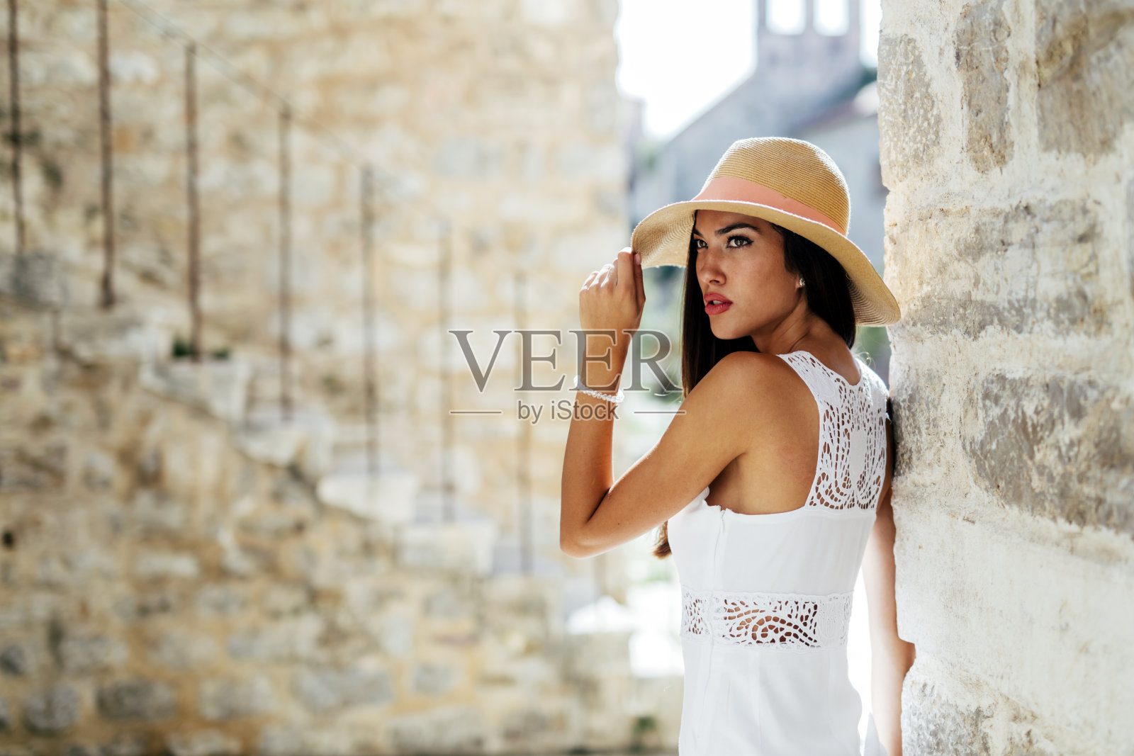 美丽的女人在夏天摆姿势。浪漫的镜头照片摄影图片