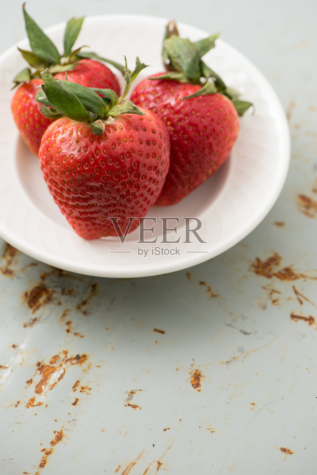 草莓在碗里照片摄影图片