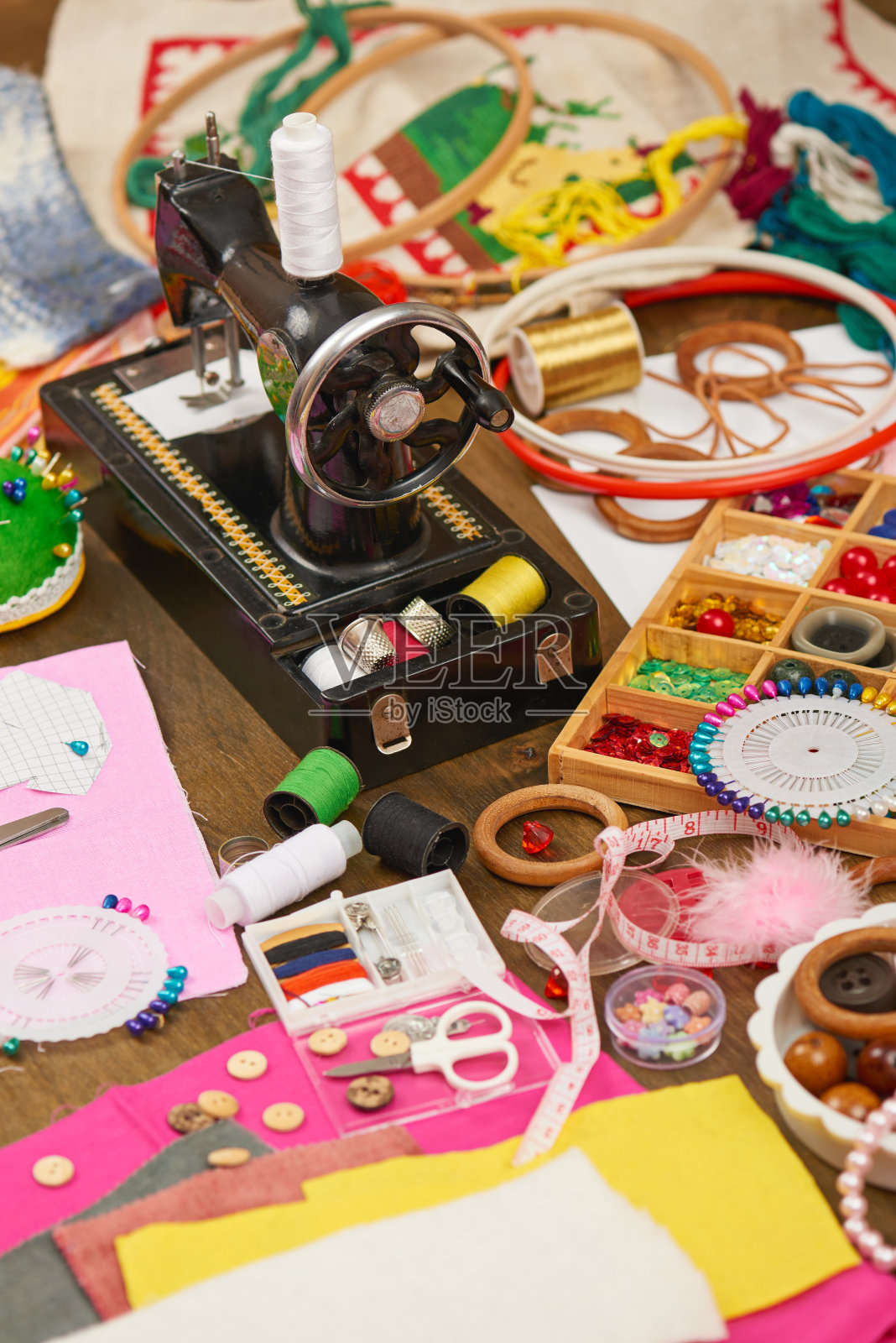 缝纫配件俯视图,裁缝工作场所,许多对象的刺绣,刺绣,手工和手工艺品照片摄影图片