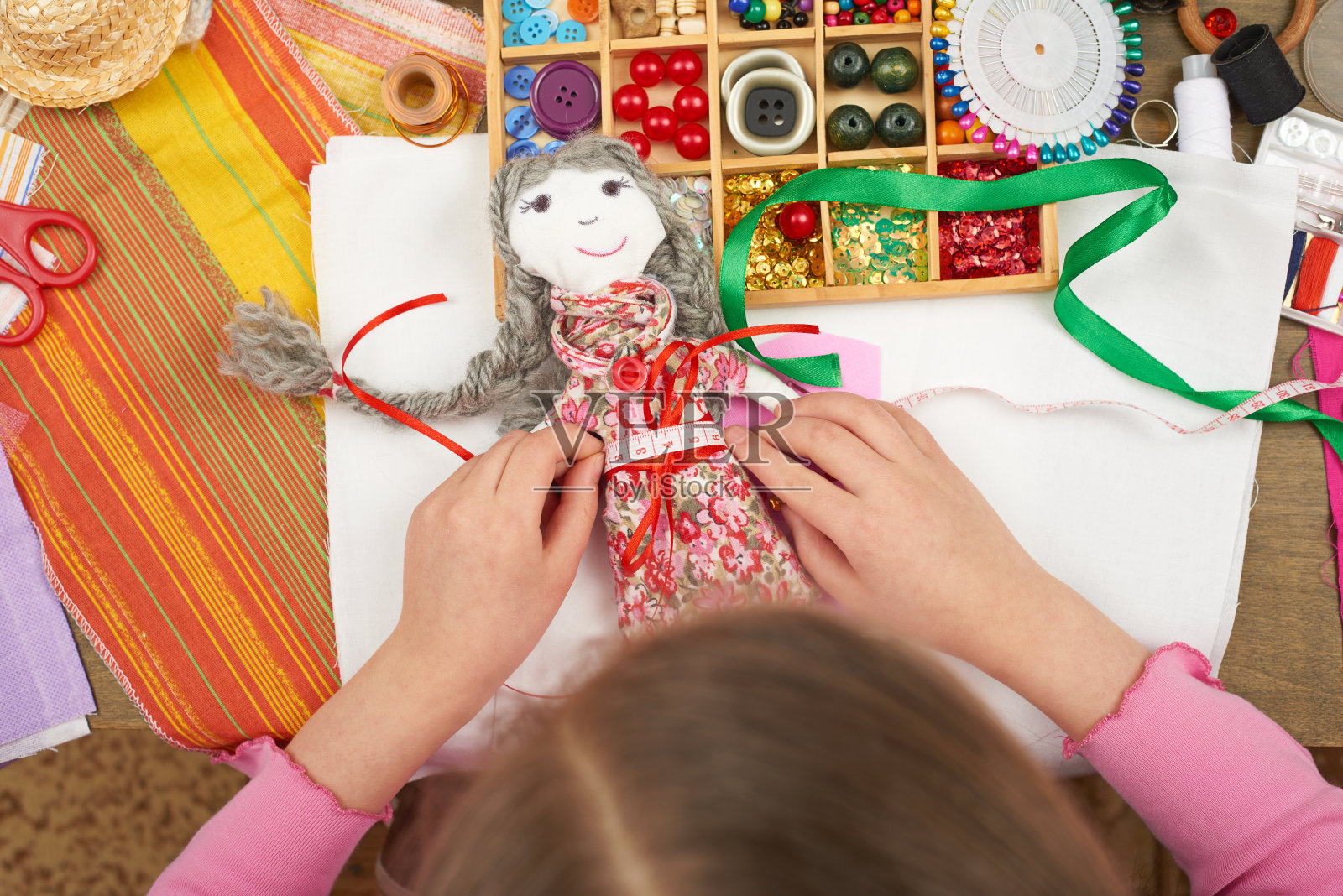 女孩缝制娃娃衣服,俯视图,缝纫配件俯视图,裁缝工作场所,许多对象的刺绣,手工和手工艺品照片摄影图片