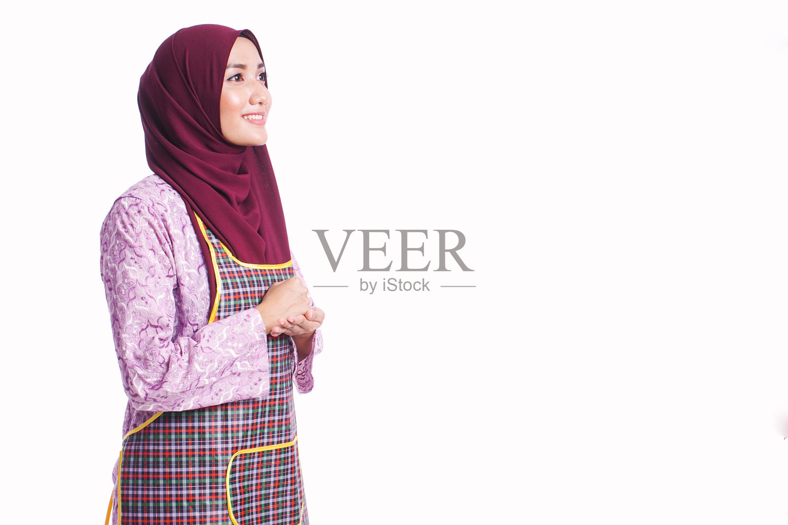 家庭主妇穿着不同的姿势和表情孤立在白色背景上的围裙-清洁,房子,厨房概念照片摄影图片