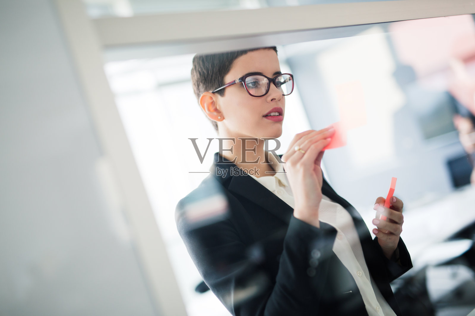 美丽的女商人在办公室用便利贴计划项目照片摄影图片