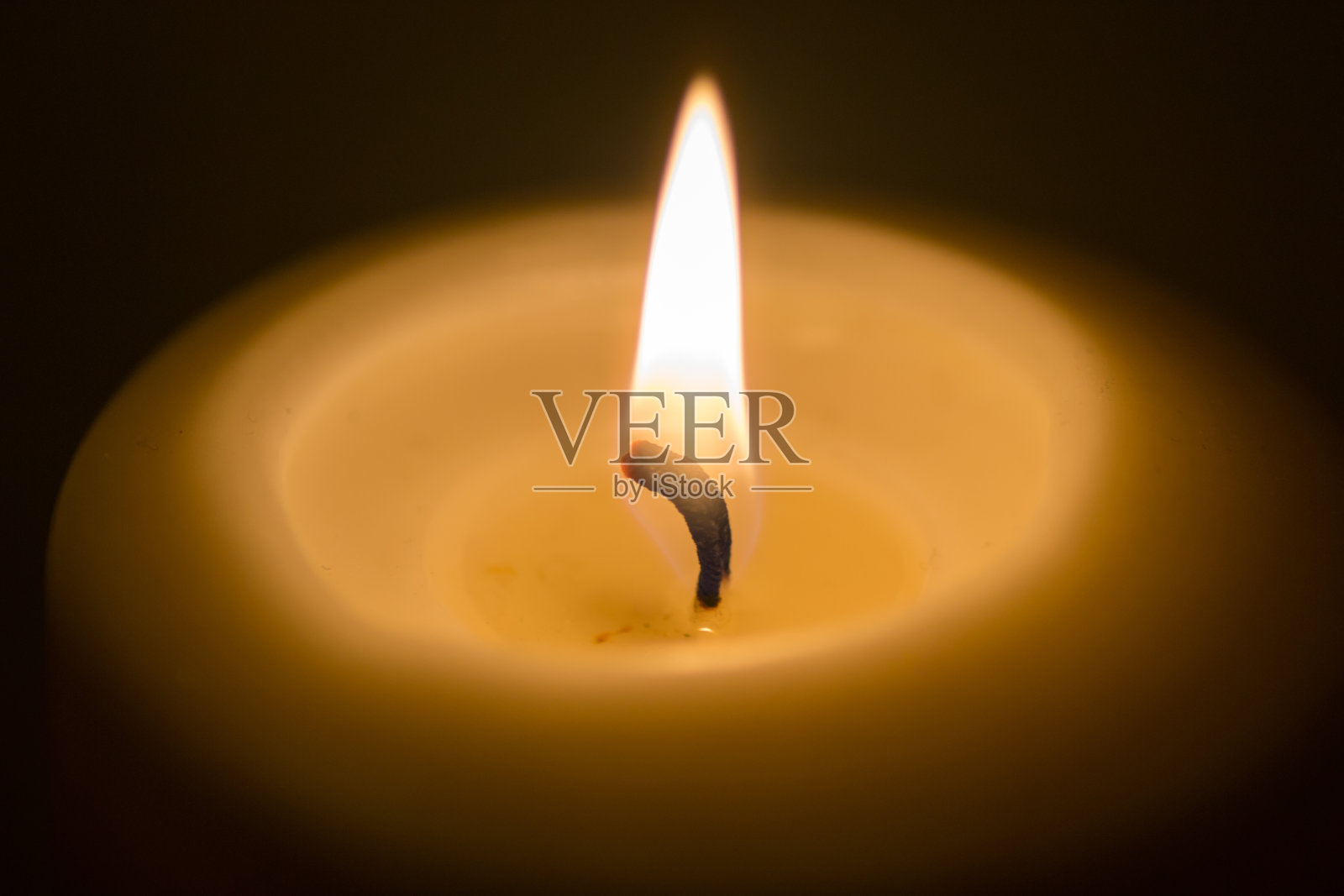 蜡烛在黑暗中被点燃照片摄影图片