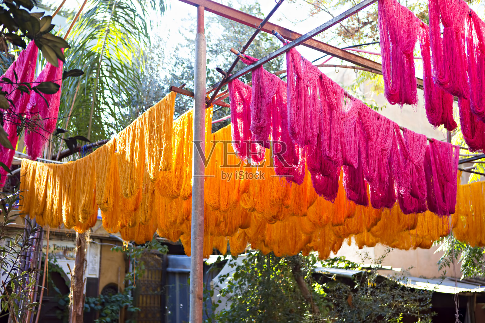 一捆捆染色羊毛在马拉喀什的露天市场上晾晒照片摄影图片