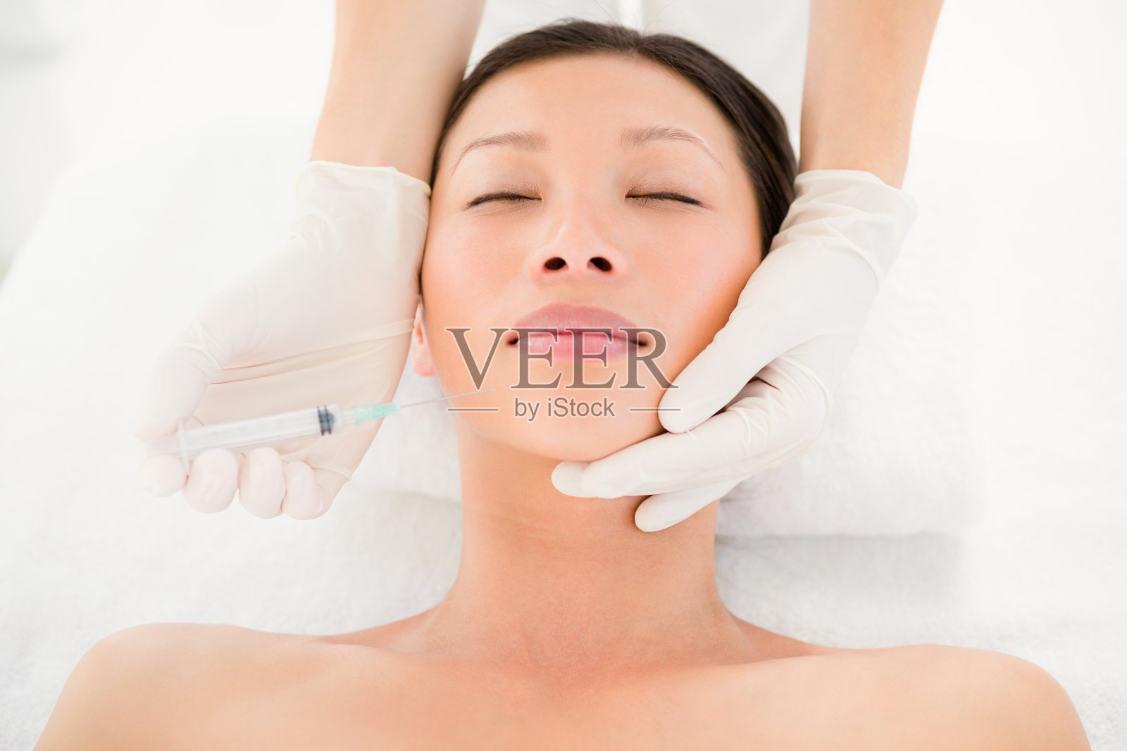 迷人的年轻女子在按摩床上照片摄影图片