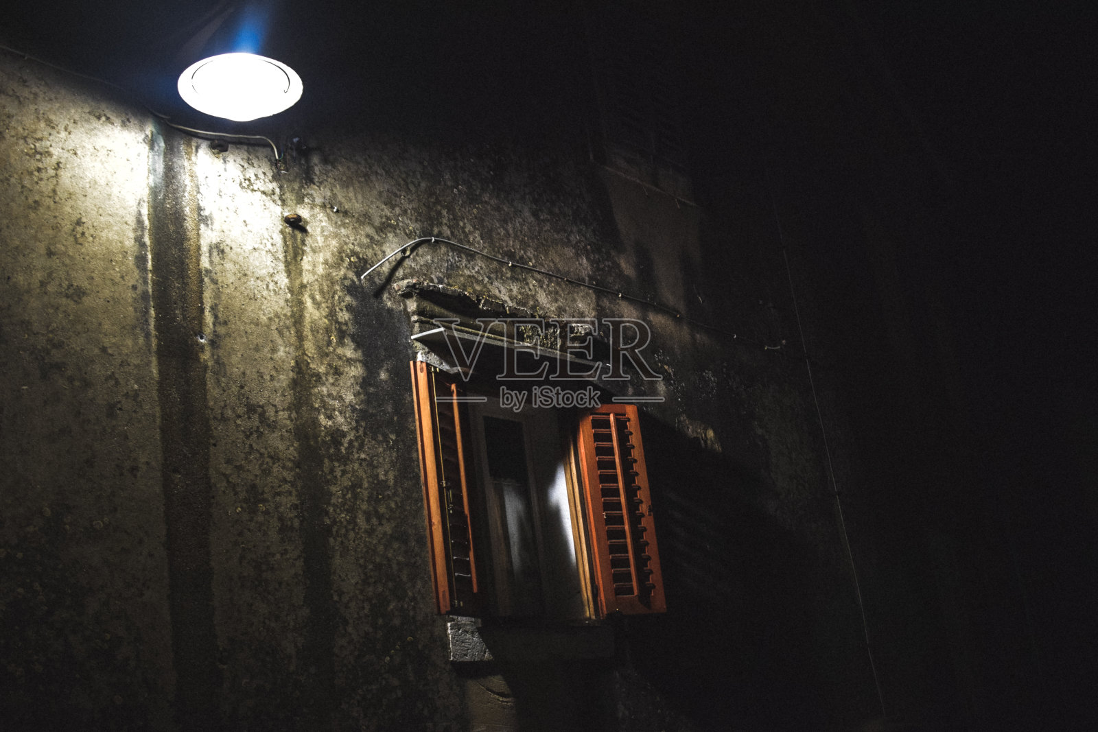 街灯照的木窗照片摄影图片