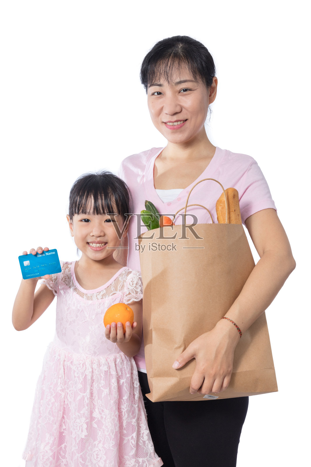 亚洲妇女和女儿用信用卡购物照片摄影图片