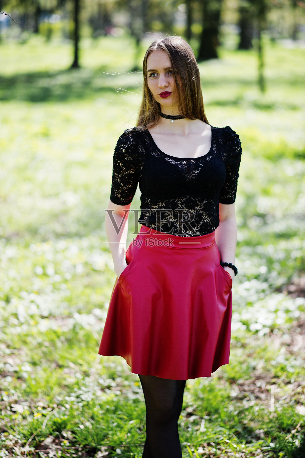 女孩的肖像与黑色颈项链和红色皮裙照片摄影图片