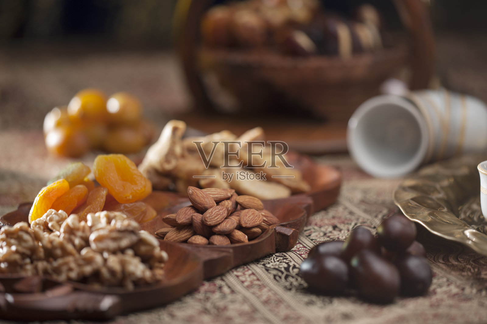 传统阿拉伯咖啡、坚果和糖果照片摄影图片
