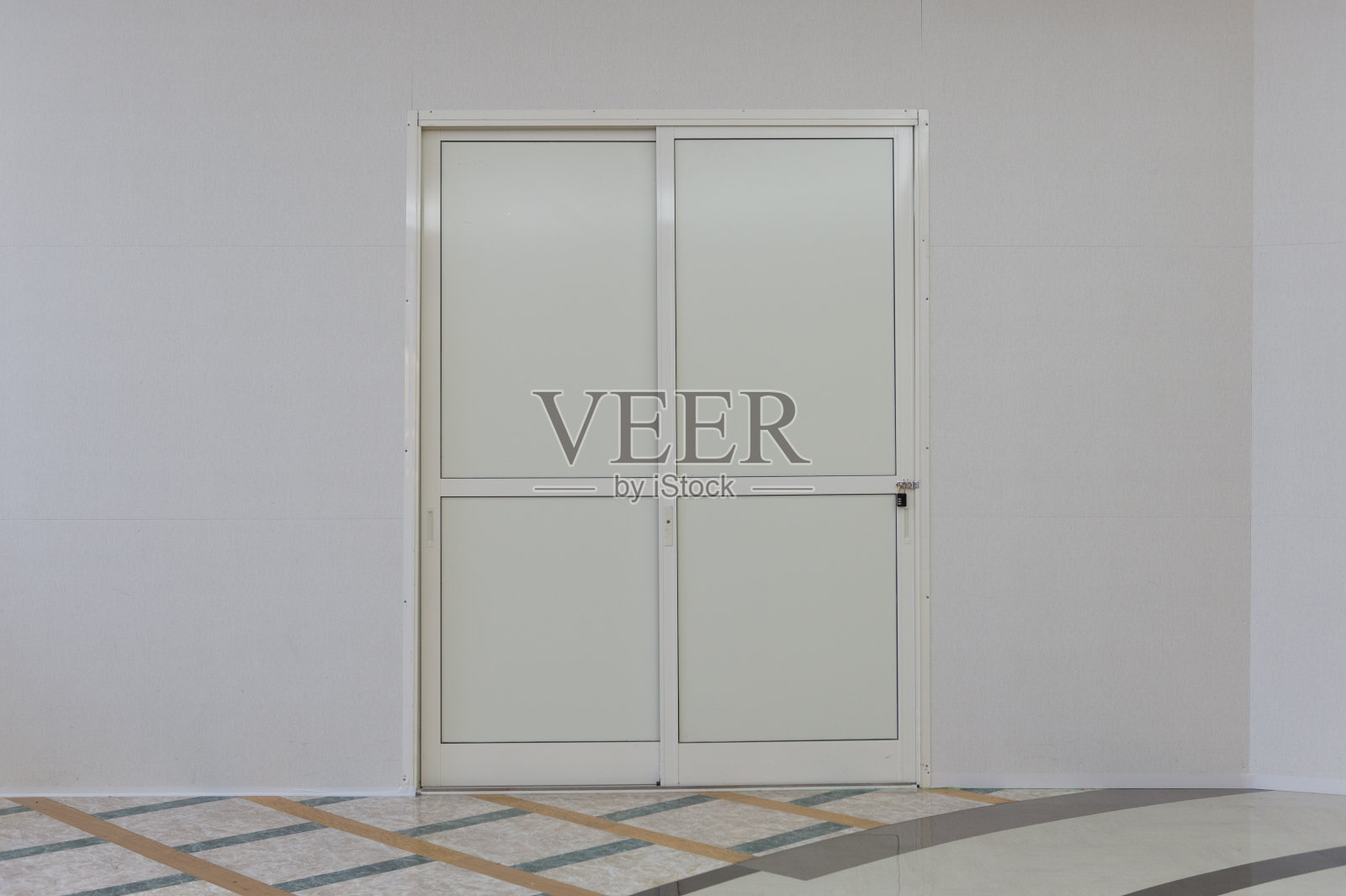 沿街道、墙和门的人行道照片摄影图片