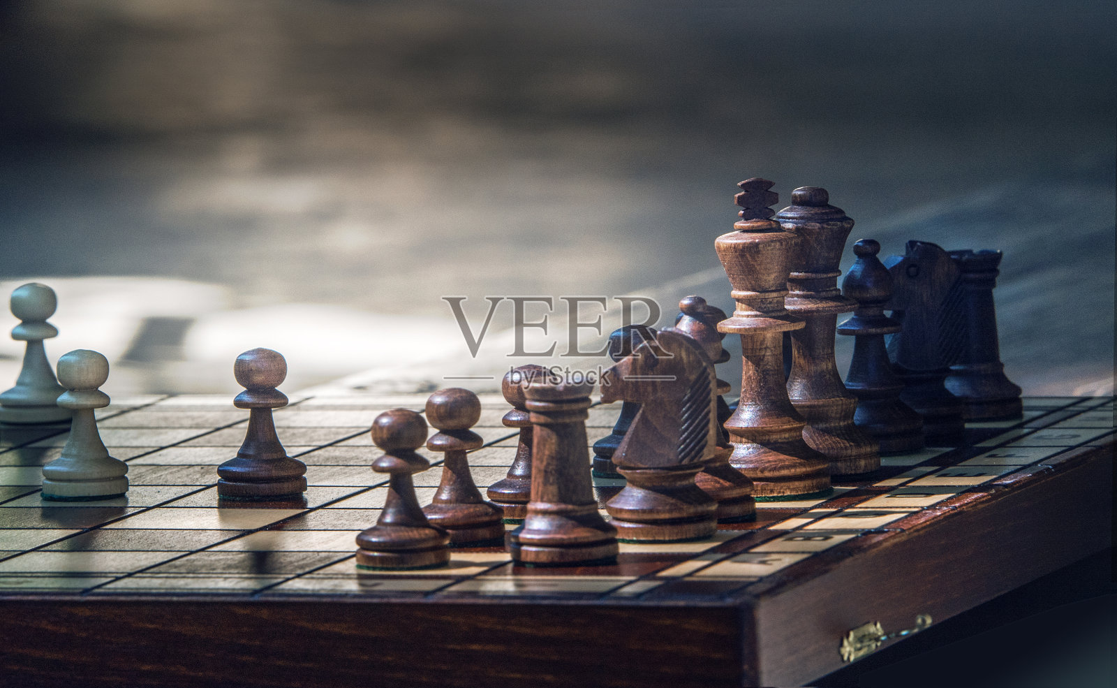 阳光明媚的日子里,户外棋盘上的木制棋子照片摄影图片