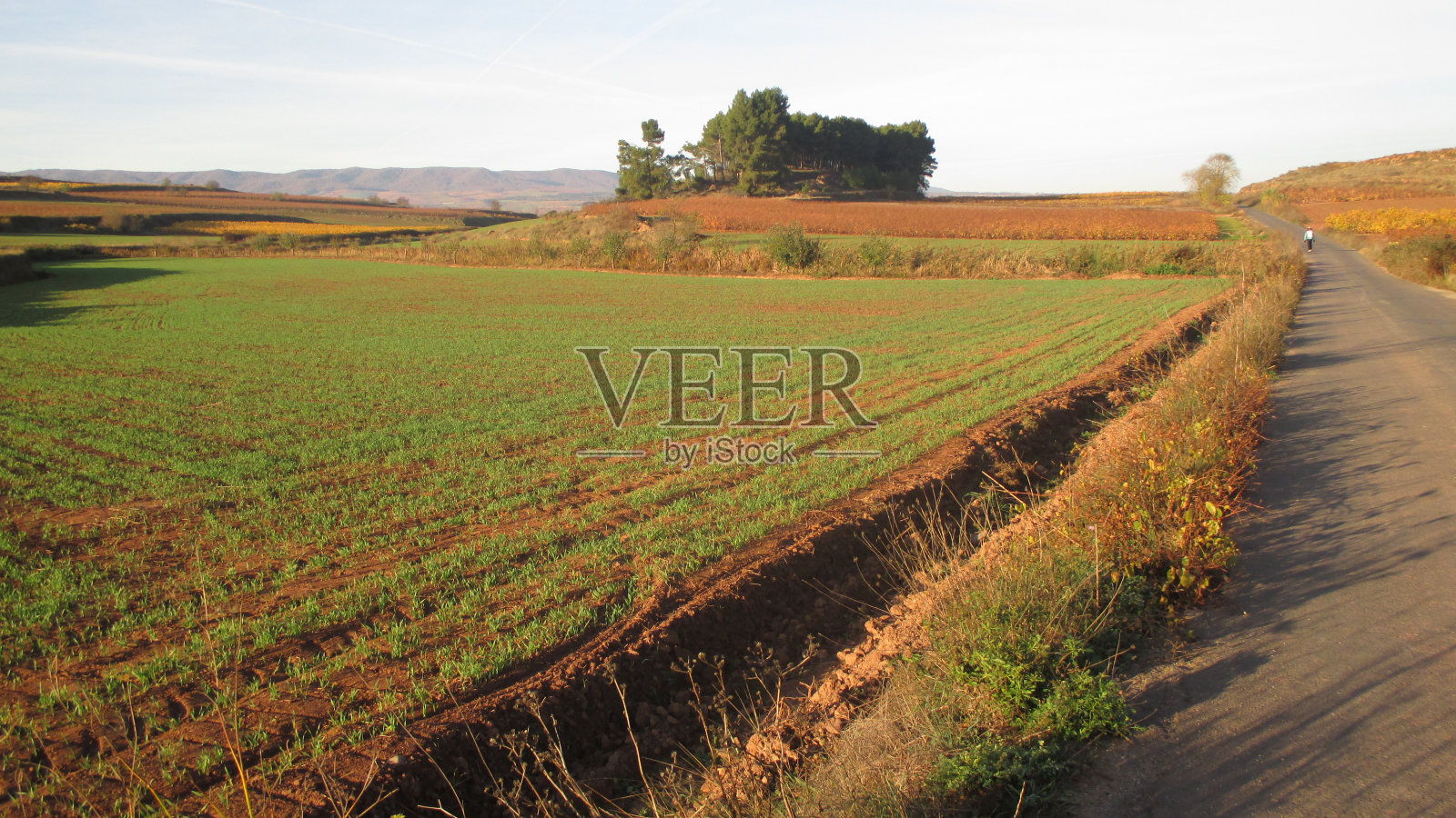 圣地亚哥大道的风景画。法国的方式。西班牙。圣地亚哥大道的风景画。法国的方式。西班牙。照片摄影图片