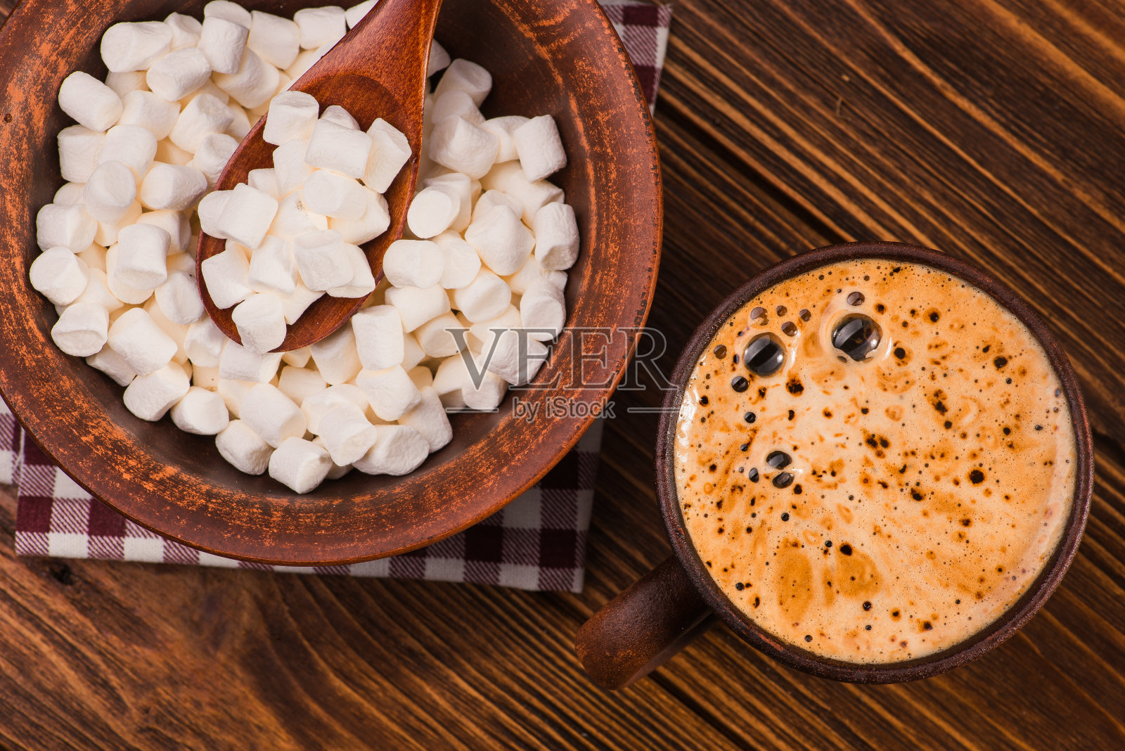 带棉花糖的老式咖啡杯照片摄影图片