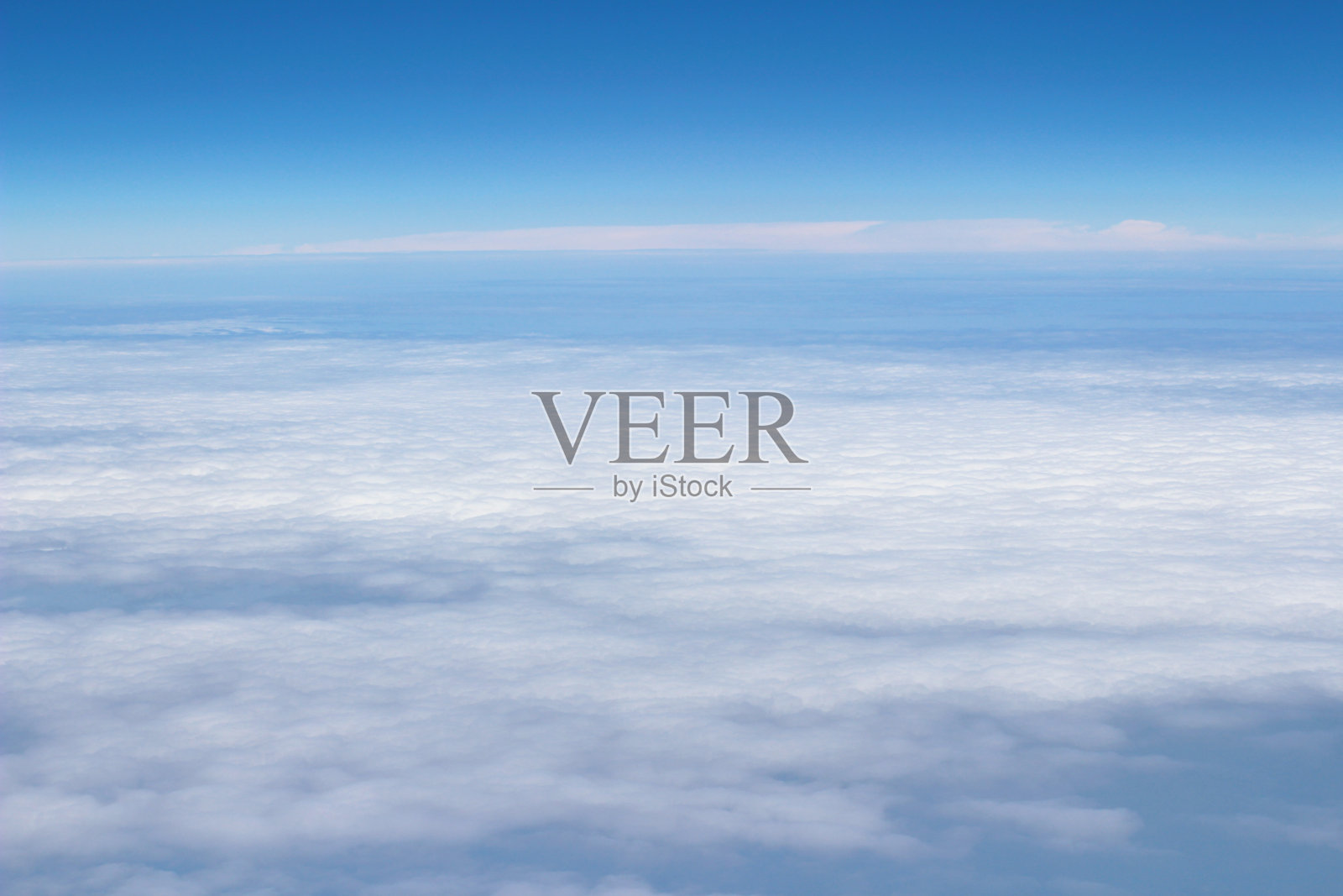 从飞机上俯瞰蓝天白云形状照片摄影图片