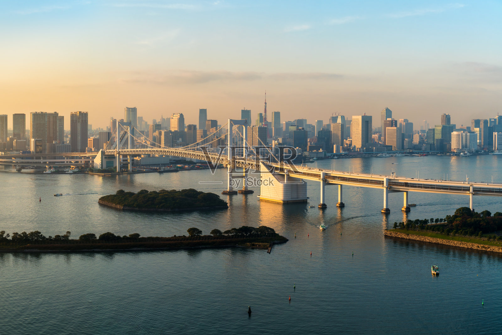 日本的东京塔和彩虹桥照片摄影图片