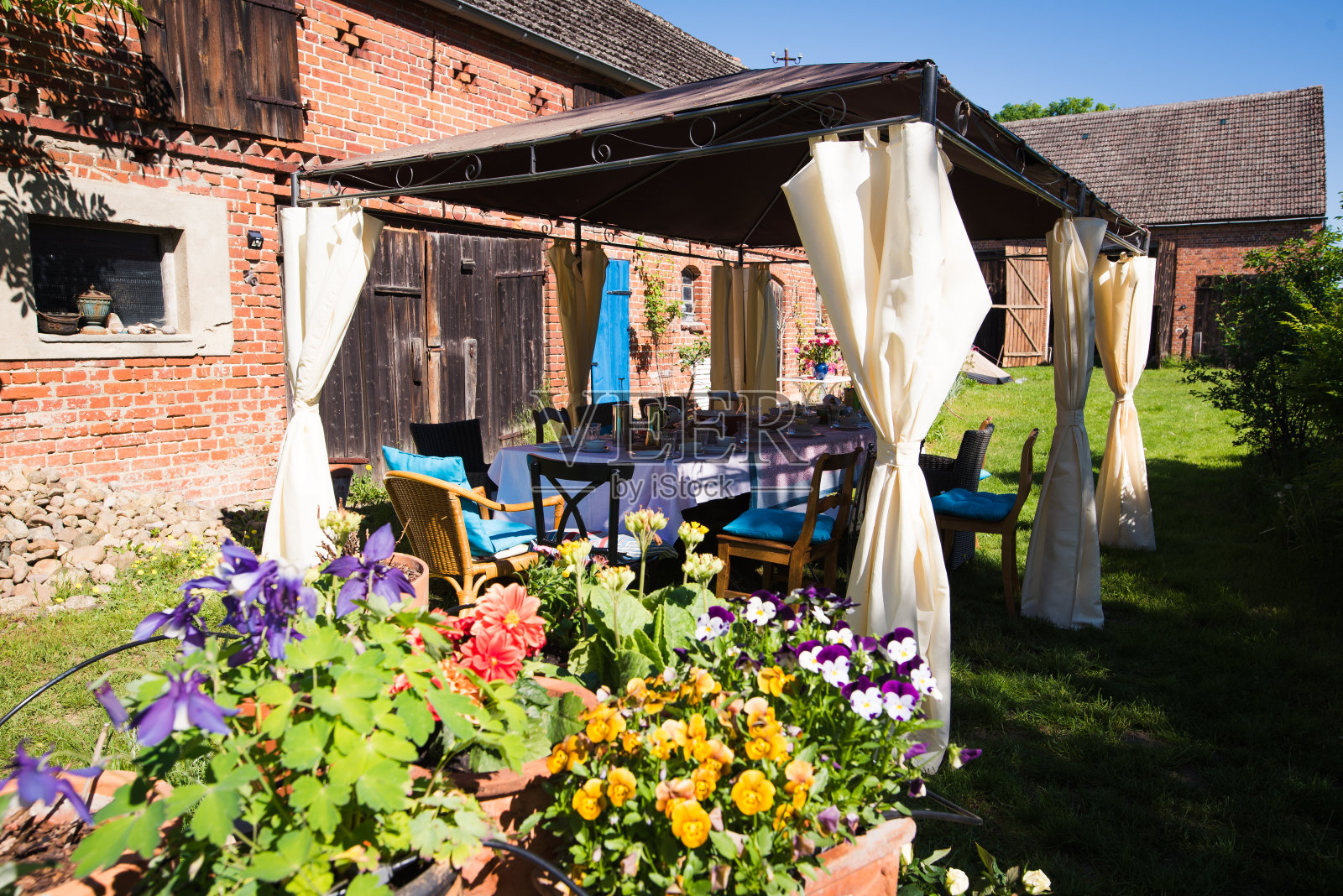 为花园午餐准备的桌子照片摄影图片