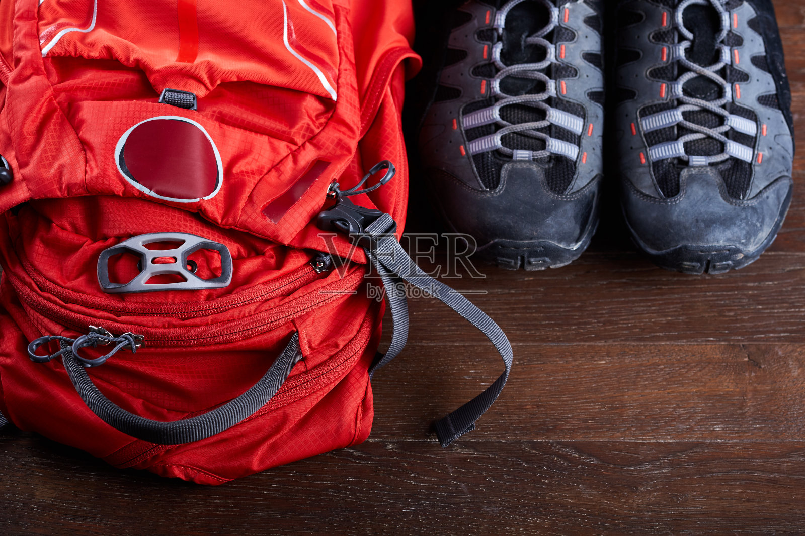 俯视图的旅游背包和运动鞋上的木板。照片摄影图片