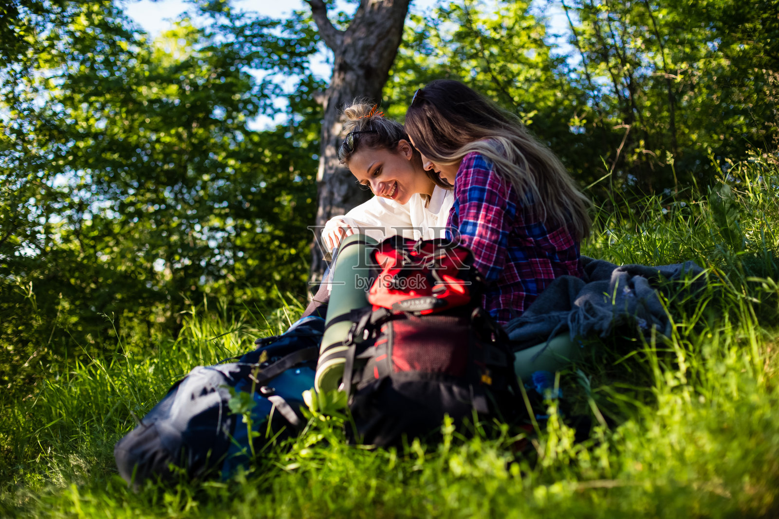 朋友们在寻找地图照片摄影图片