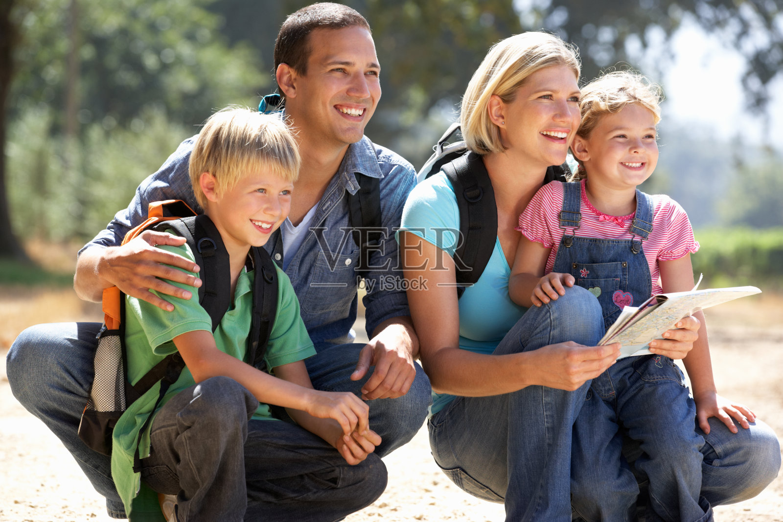 年轻的家庭在乡村散步照片摄影图片