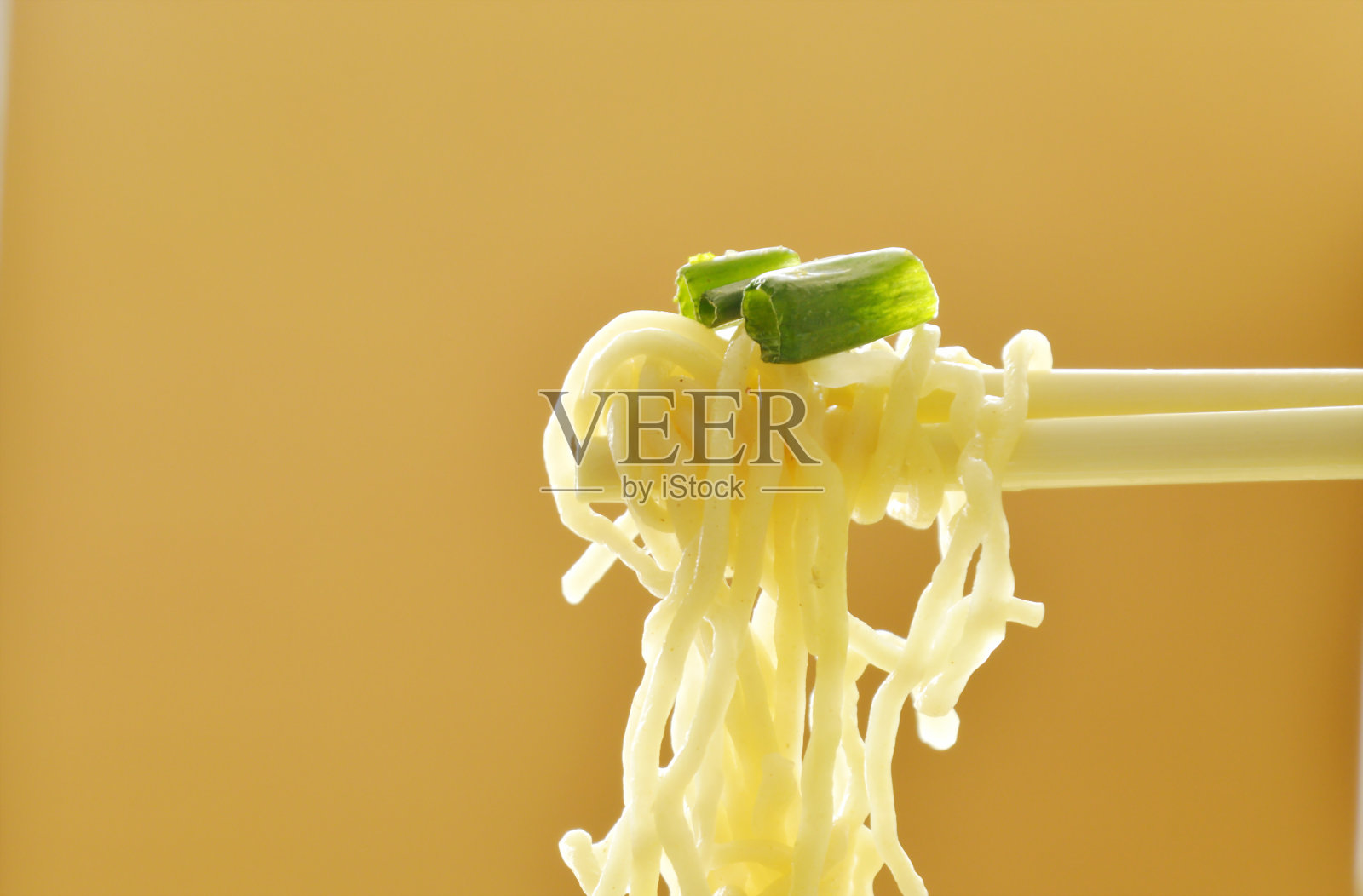 用筷子夹的中国蛋面照片摄影图片