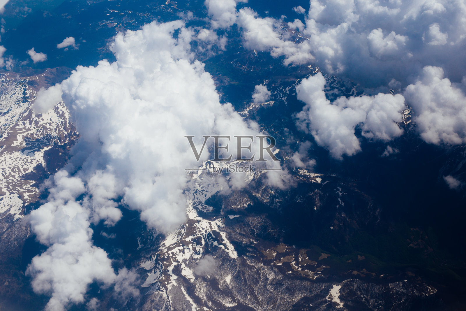 雪山覆盖的飞机照片摄影图片