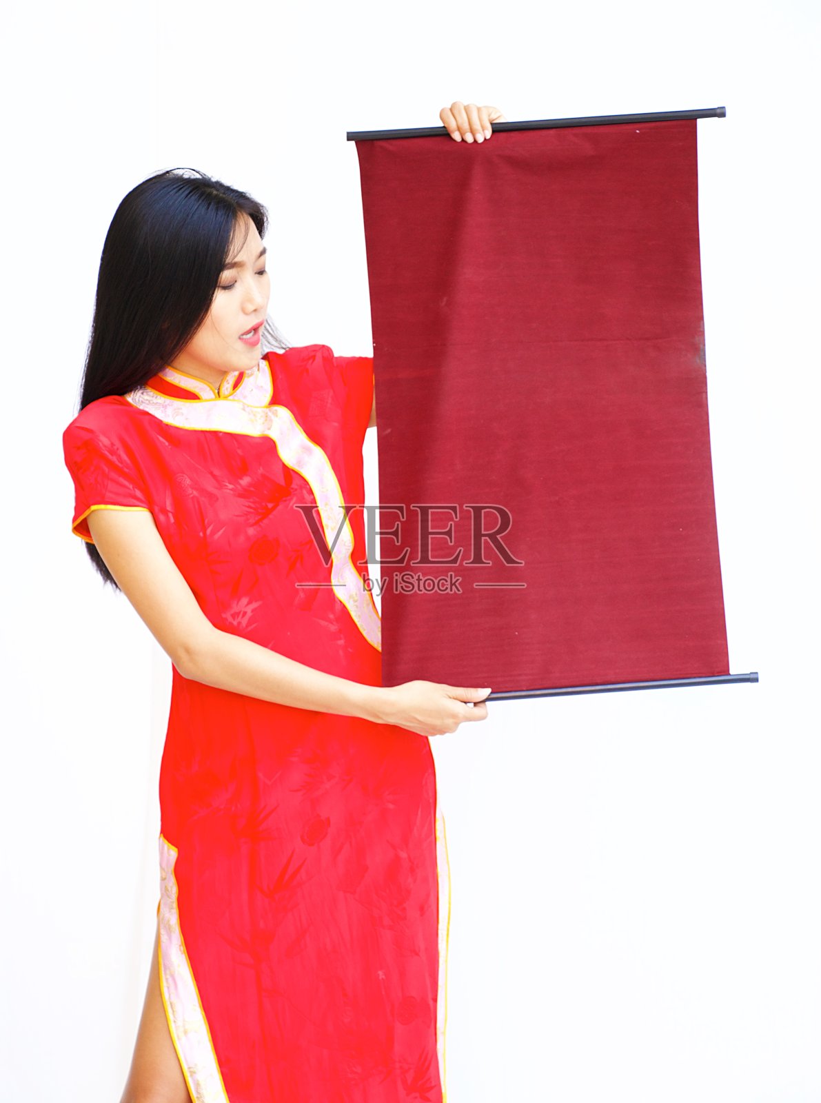 中国妇女穿着白色背景的传统服装照片摄影图片