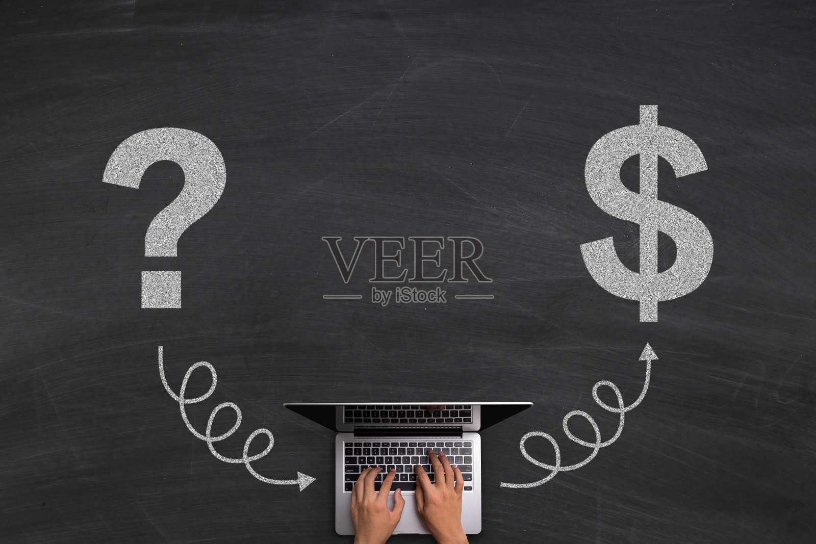 网上赚钱概念与笔记本在黑板上照片摄影图片