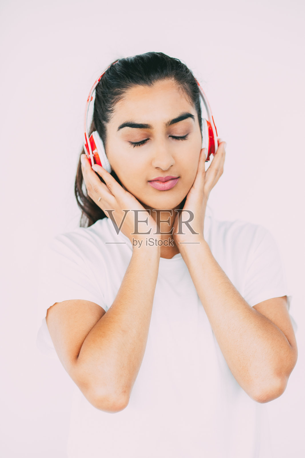 印度女人戴着耳机欣赏音乐照片摄影图片