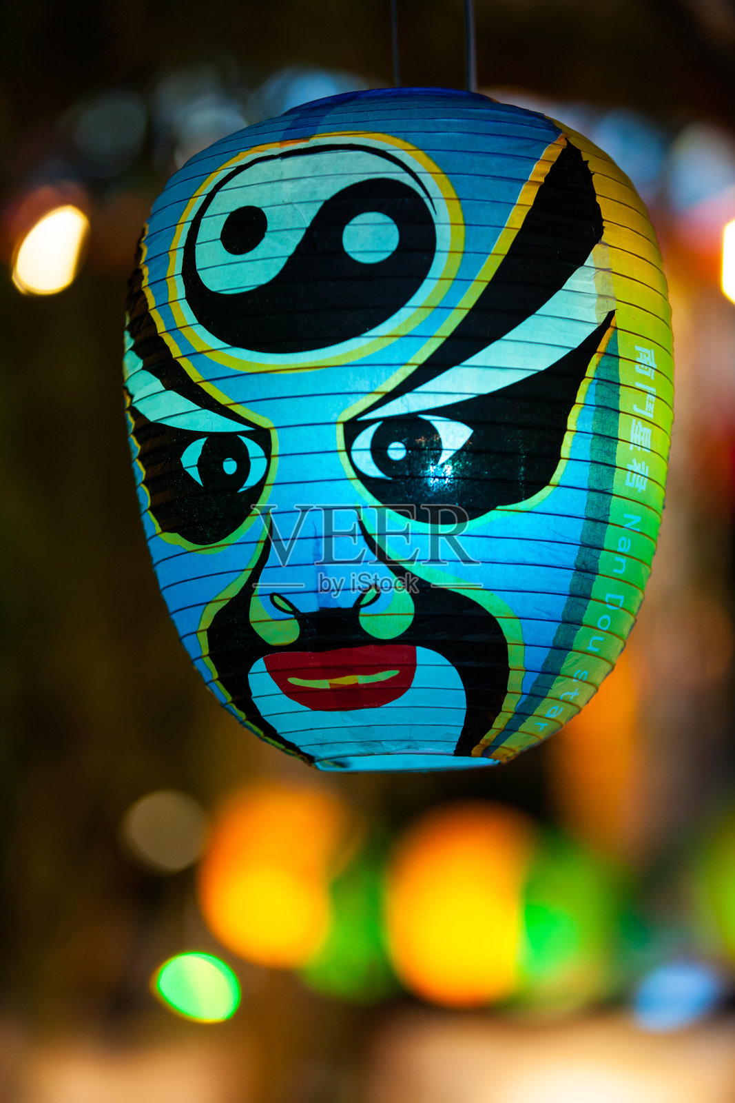 中国的面具灯笼装饰在中国新年庆祝活动。照片摄影图片