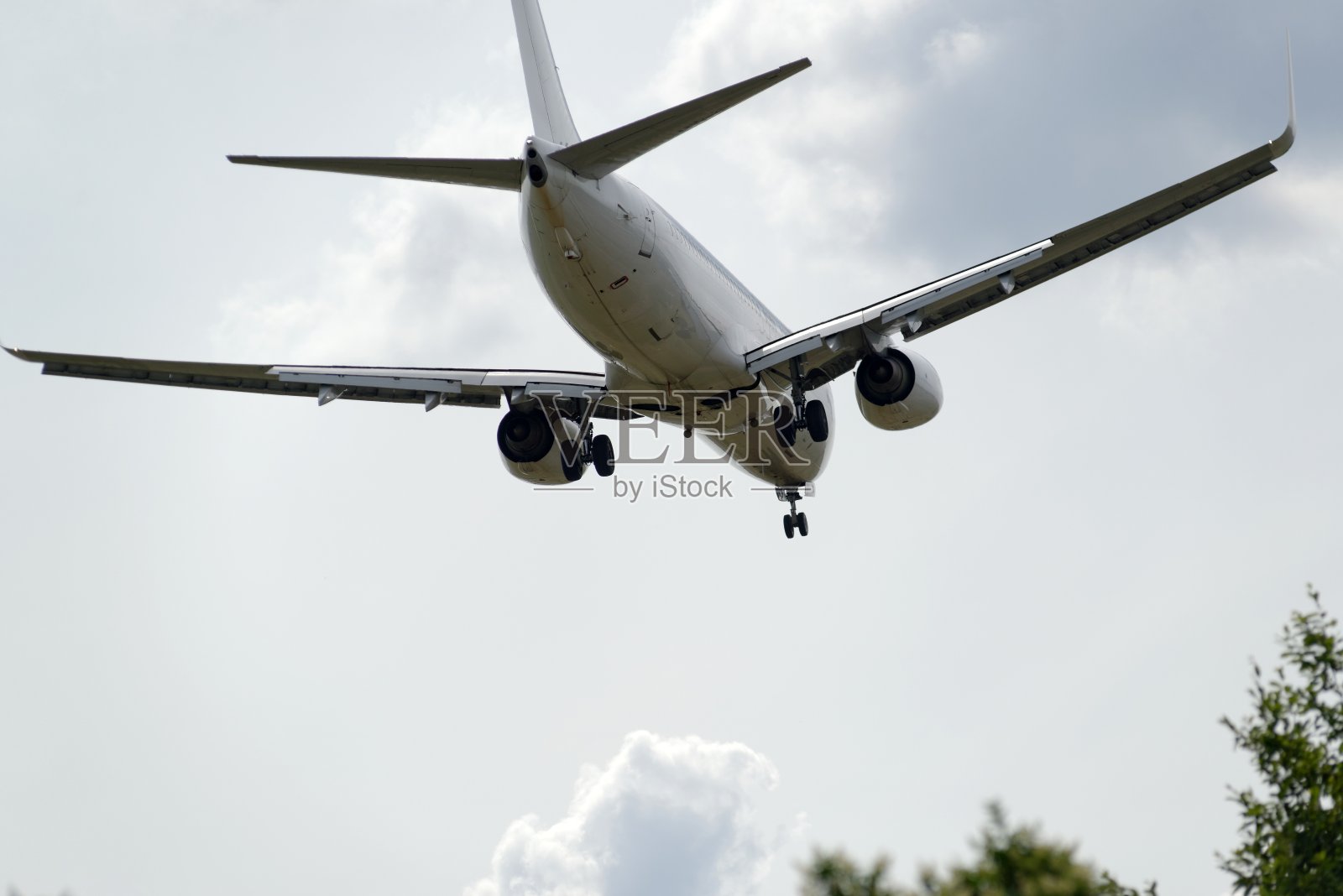 有襟翼的现代飞机的底部照片摄影图片