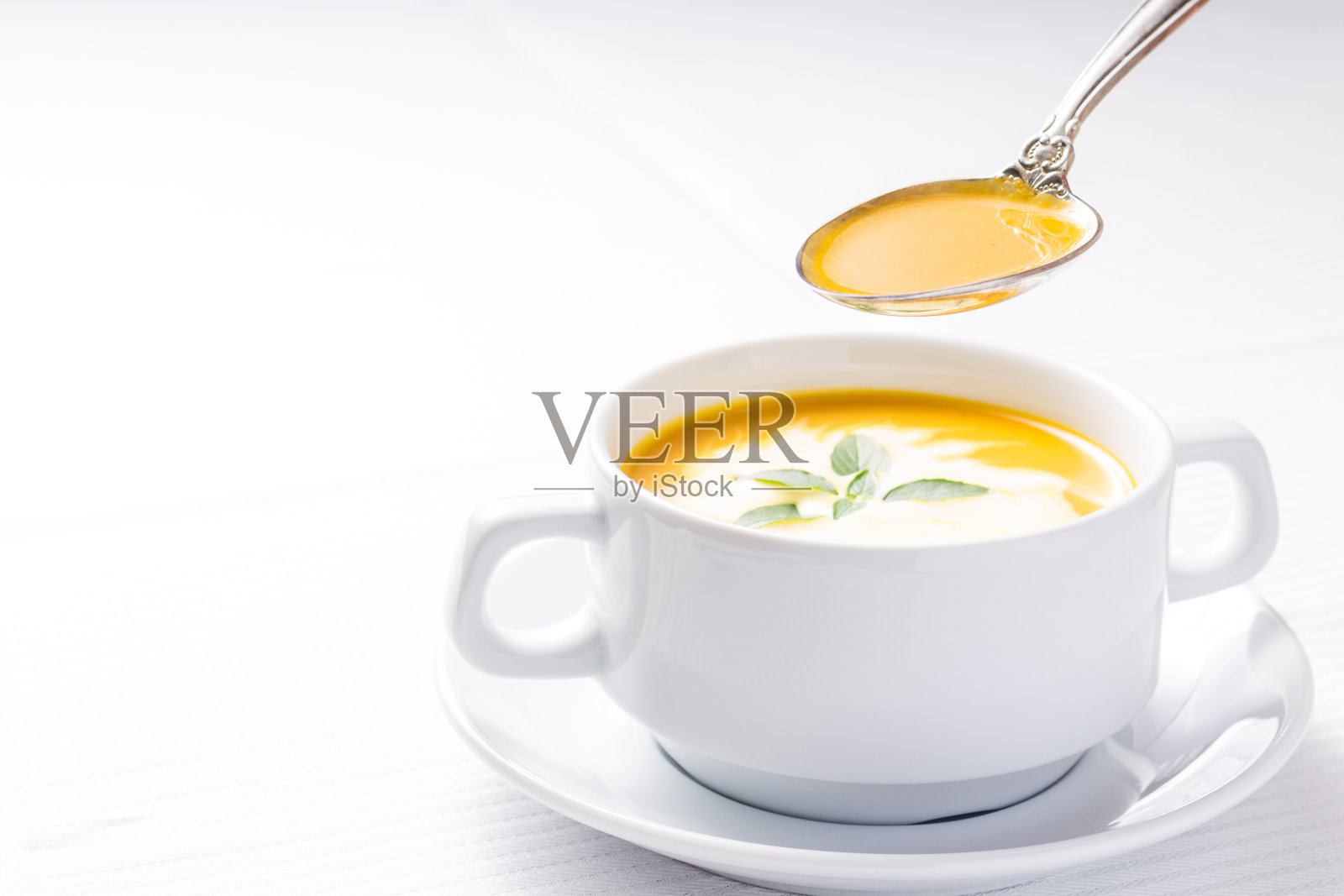 餐桌上的南瓜汤照片摄影图片