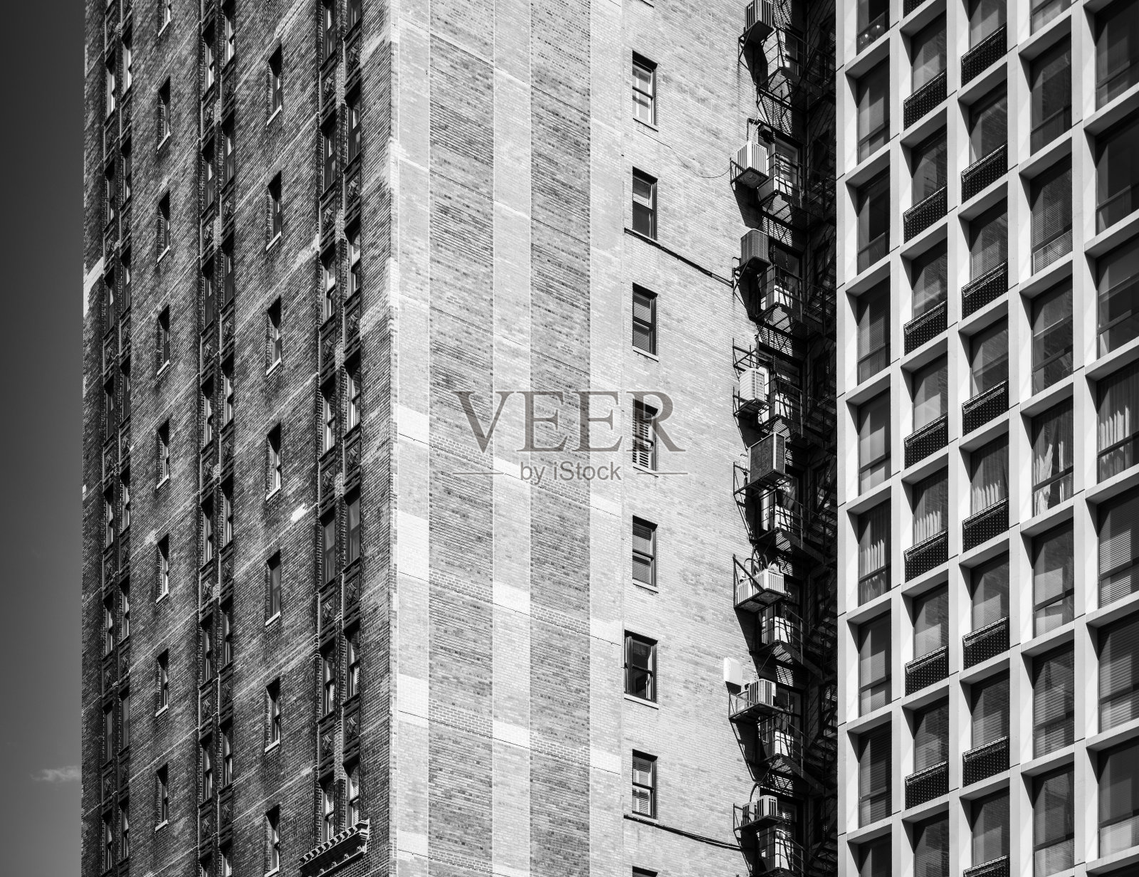 大厦单位黑白照片。芝加哥市中心用砖块建造的公寓楼照片摄影图片