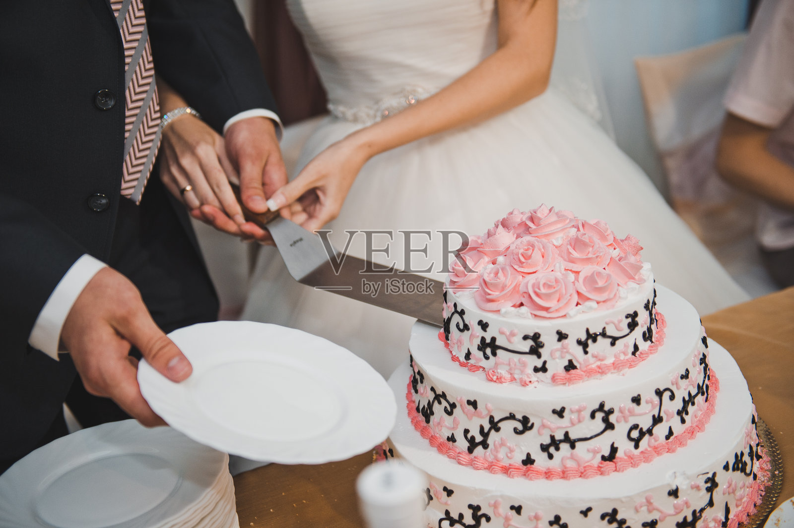 新婚夫妇分结婚蛋糕1718。照片摄影图片